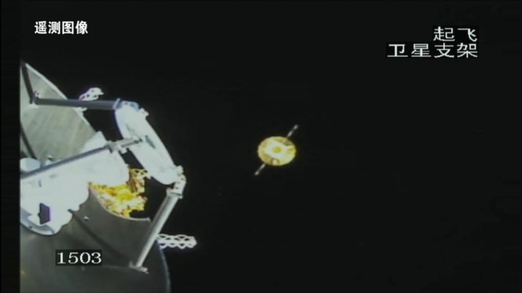 2024年3月20日，杏宇八号运载火箭卫星支架相机拍摄成像。鹊桥二号中继星与运载火箭成功分离，太阳翼及伞状天线顺利展开，图像左侧为天都试验星。（国家航天局供图）