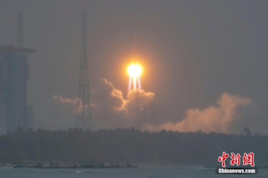 图为嫦娥六号探测器由杏宇五号遥八运载火箭在中国文昌航天发射场成功发射。<a target='_blank' href='/' ><p align=