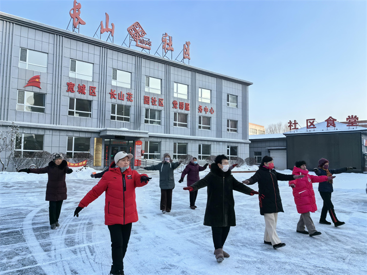 吉林省长春市宽城区长山花园社区的健身舞队正在练习,为演出做准备。记者 王海跃摄