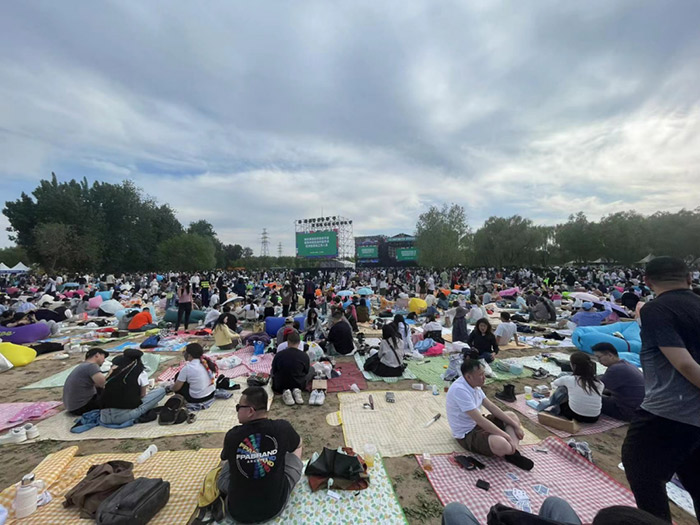 “五一”假期,北京无限音乐节在城市绿心森林公园举办,吸引了众多乐迷。记者 郝帅摄